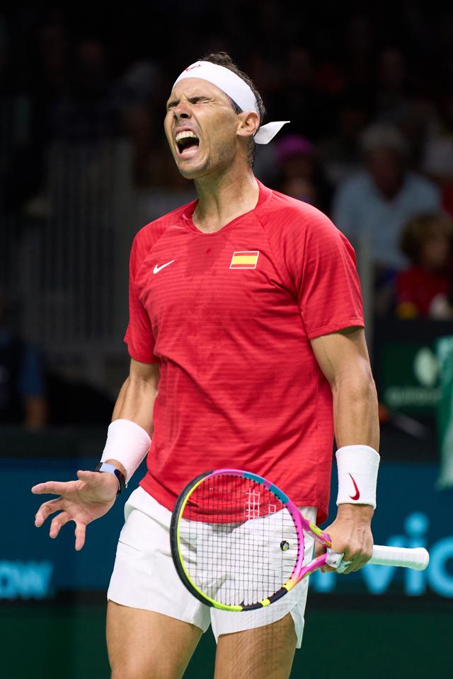 包含英国网球队碾压西班牙网球队，纳达尔完成帽子戏法的词条