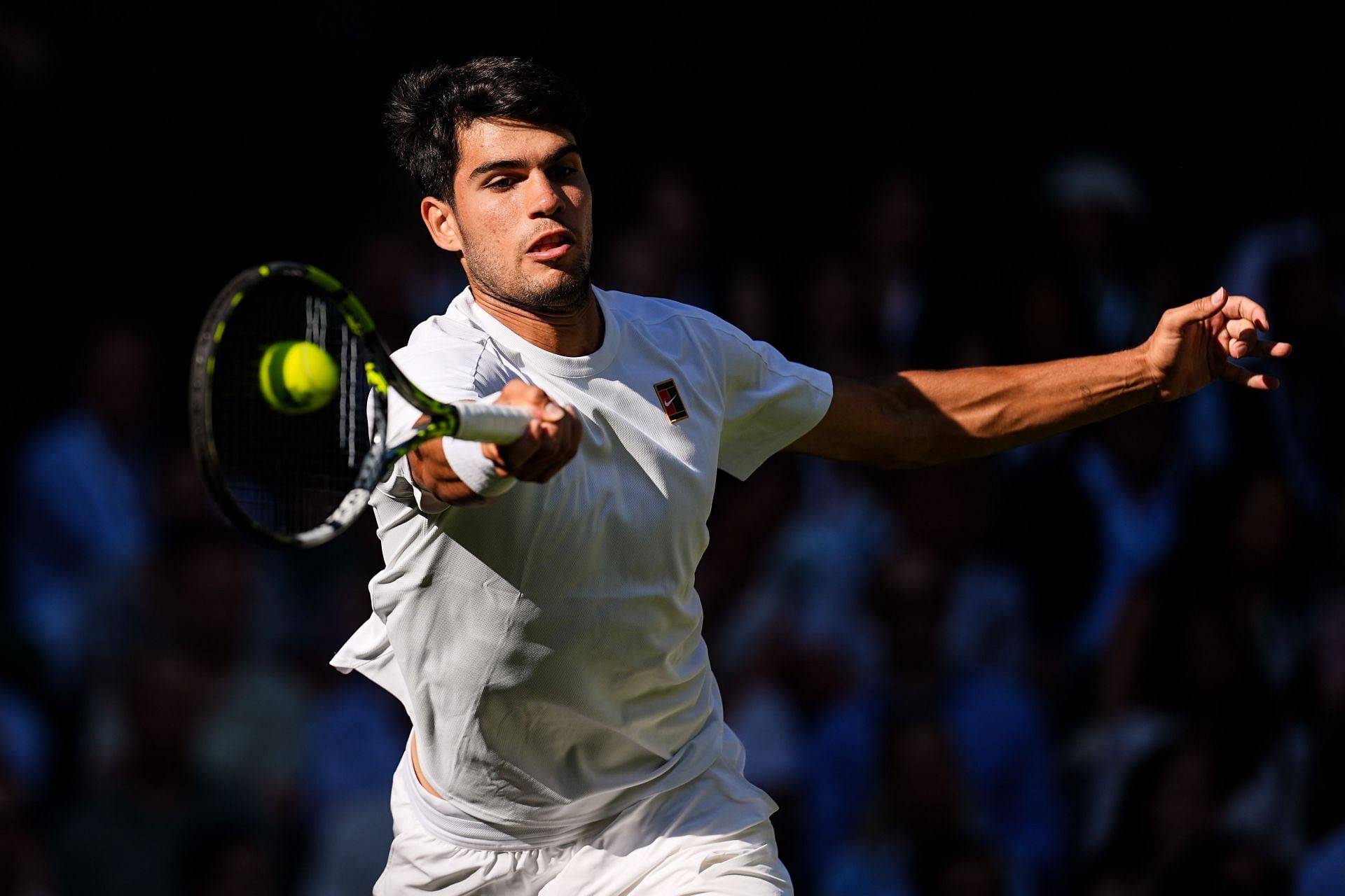 意大利网球队鏖战法国网球队，克耶高斯统治全场