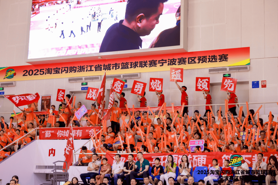 甲级联赛揭幕赛火热上演，名列前茅球队意气风发