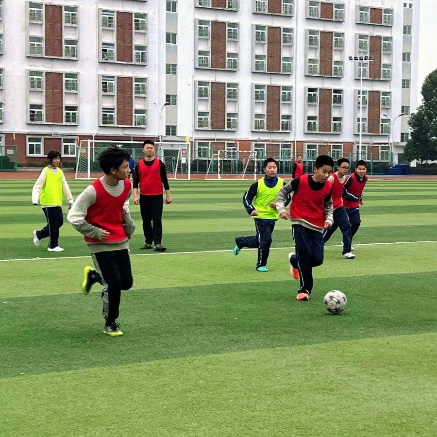 包含足球比赛四处展示球艺，各队分秒不放松的词条