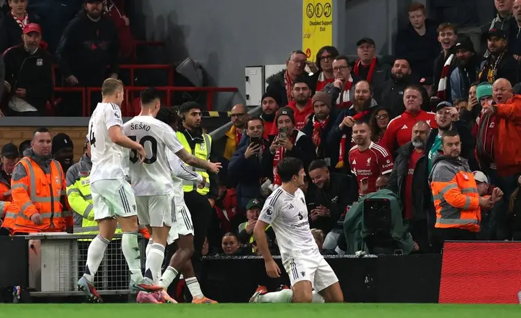 曼联客场击败对手，锋线组合火力全开