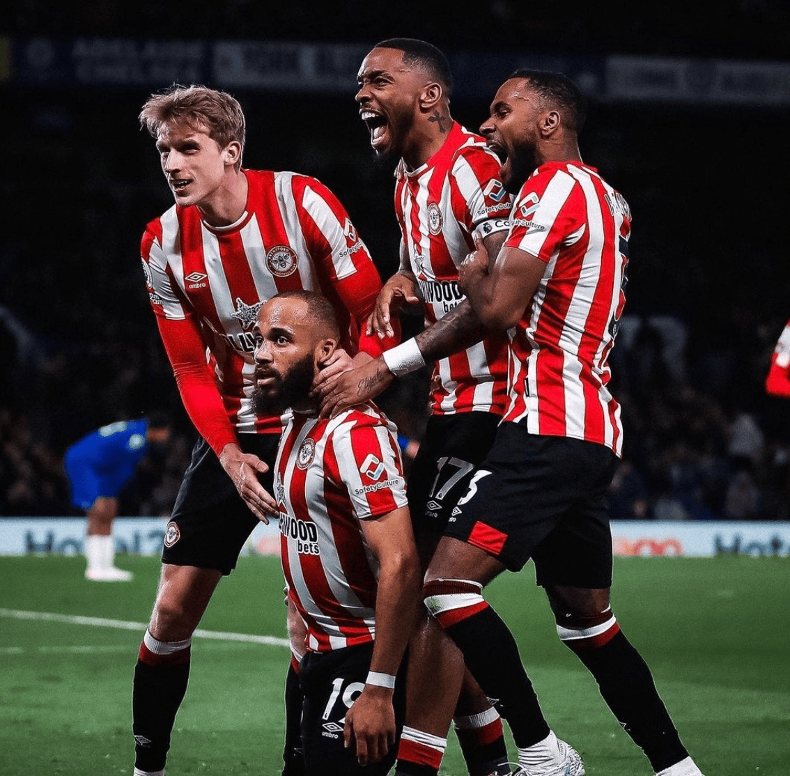 曼联客场击败对手，锋线组合火力全开