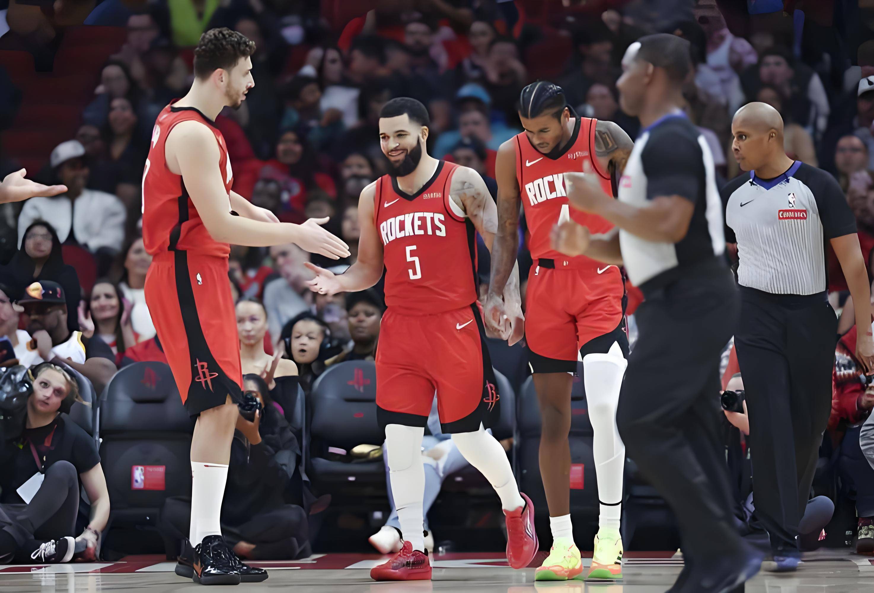 包含76人遭遇连败，球队面临困境，需要加强防守策略的词条