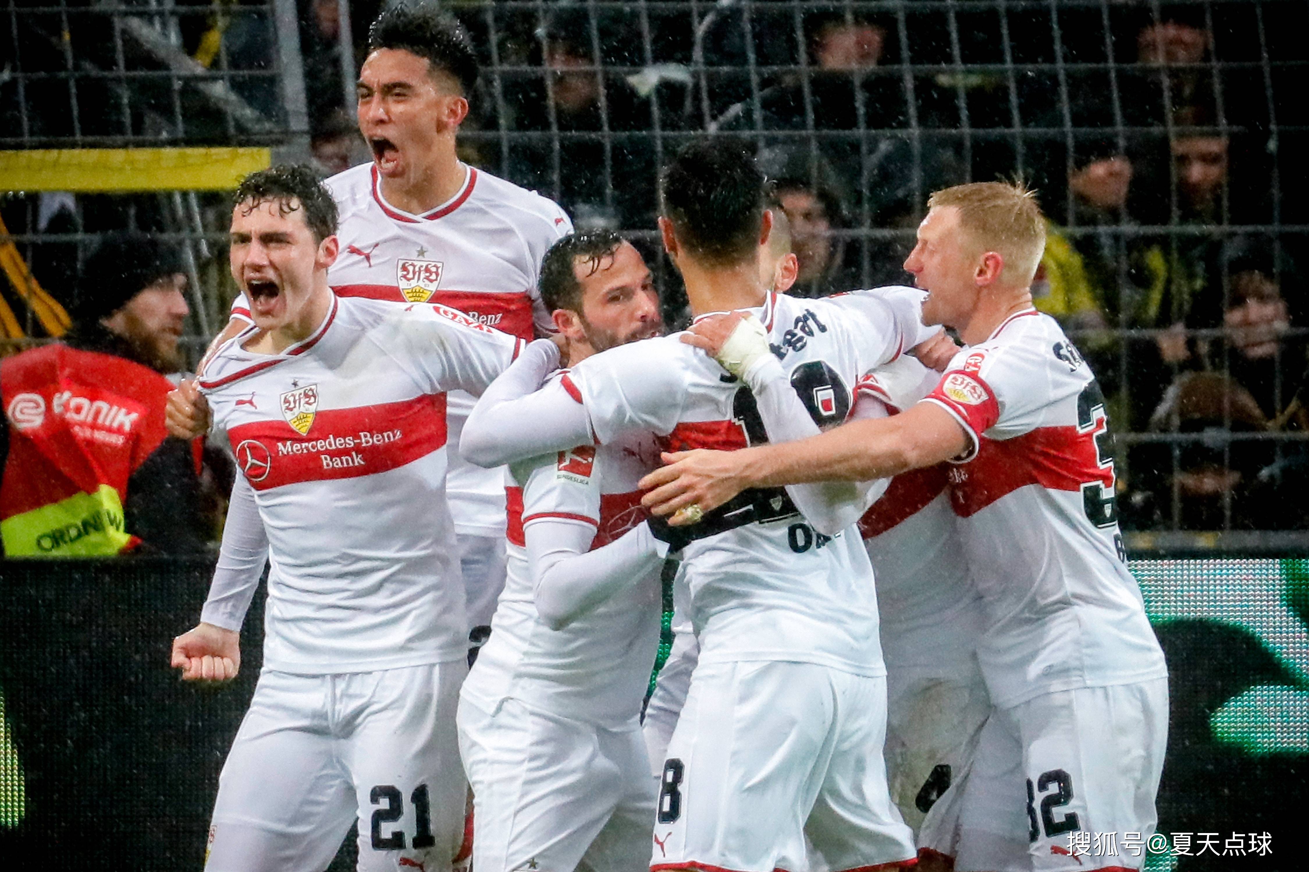 包含拜仁慕尼黑轻松击败对手，领跑德甲榜首的词条