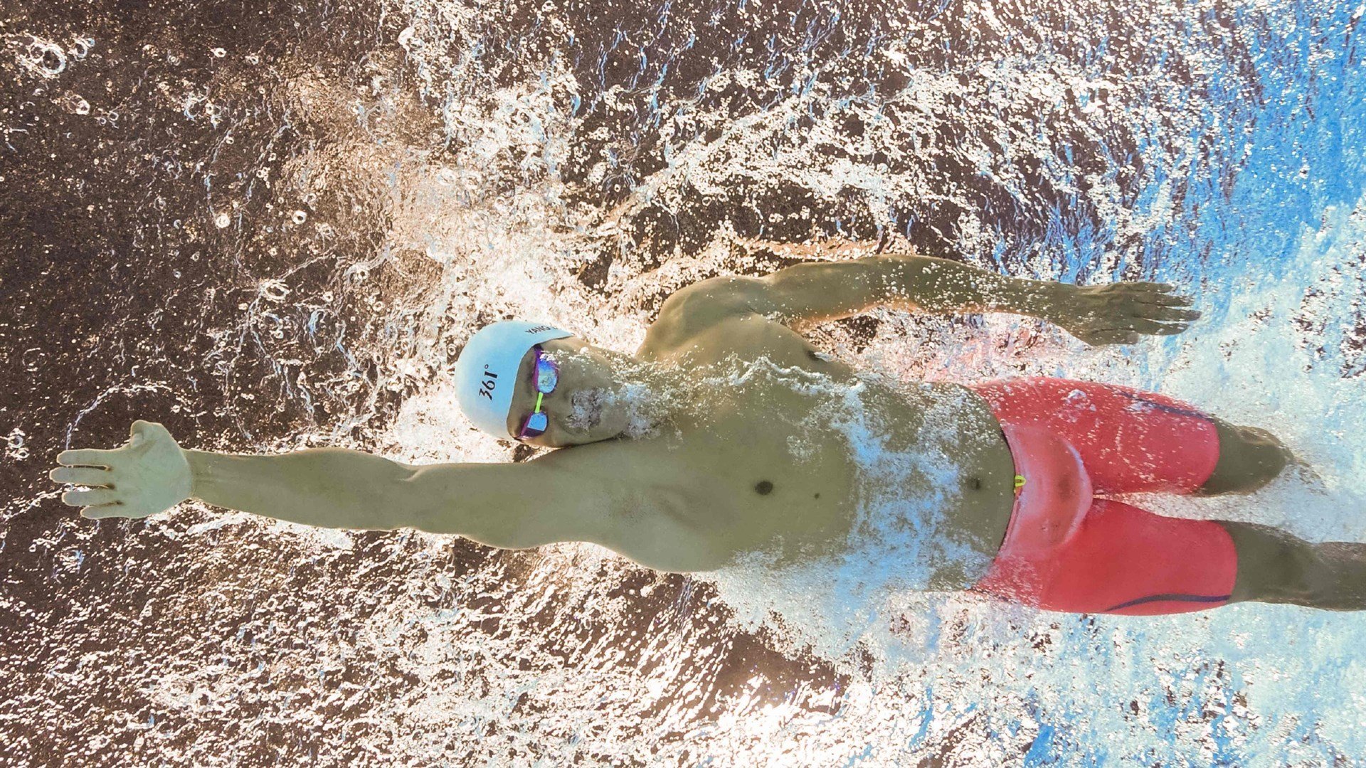 赛道上的心跳，维斯塔潘最后一圈绝杀，红牛终结雷诺不败神话